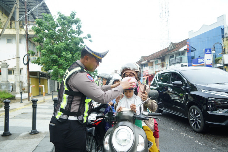 Operasi Keselamatan Semeru Polres Ponorogo Beri Hadiah Helm dan Cokelat Pengendara Tertib