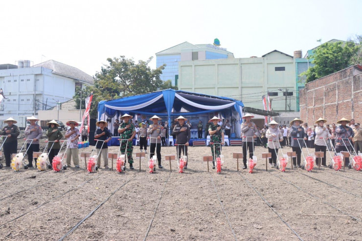Forkopimda Sidoarjo Ikuti Tanam Jagung Serentak di Ponpes Bumi Sholawat