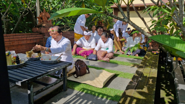 Pura Kertha Bumi Bhayangkara Gelar Ibadah Suci Tilem