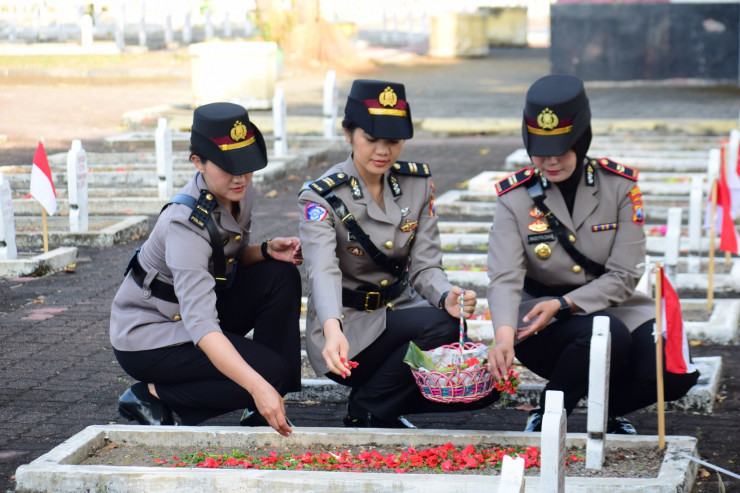 Menjelang Hari Jadi Ke-77, Polwan Polresta Sidoarjo Gelar Ziarah ke Makam Pahlawan