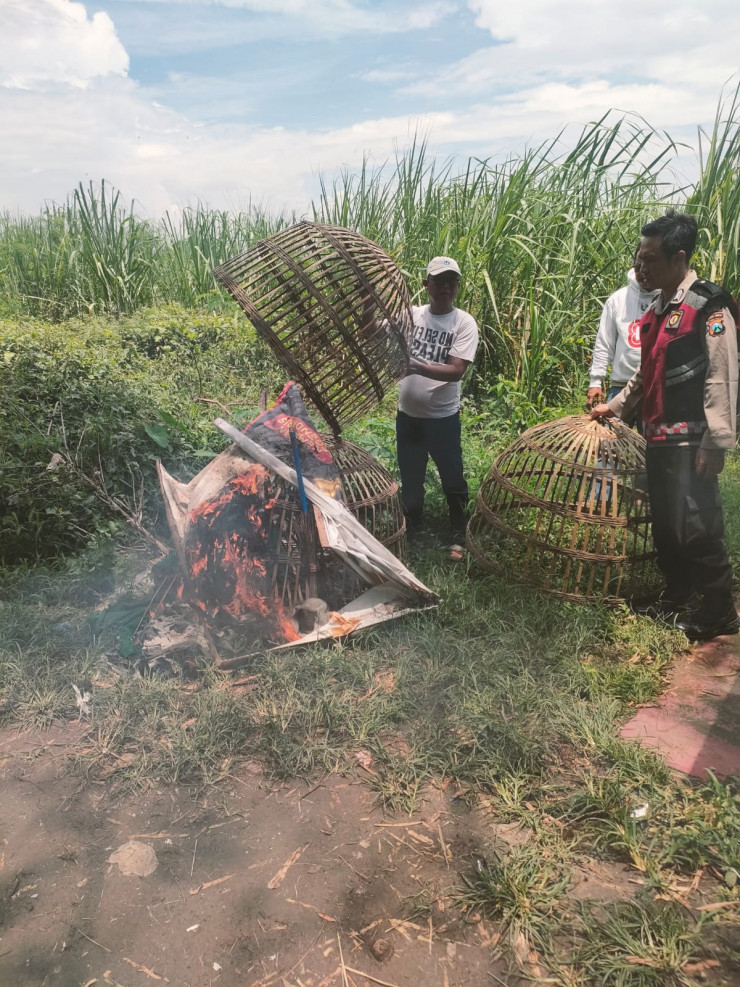 Respon Aduan Warga, Polsek Prambon Datangi Lokasi Sabung Ayam di Desa Jatikalang