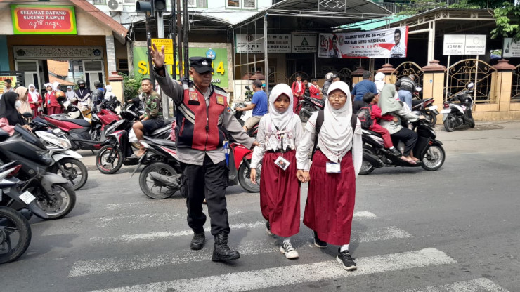 Peduli Keselamatan Pelajar, Patroli Polsek Krian Gatur Lalin dan Bantu Penyeberangan Depan Sekolah