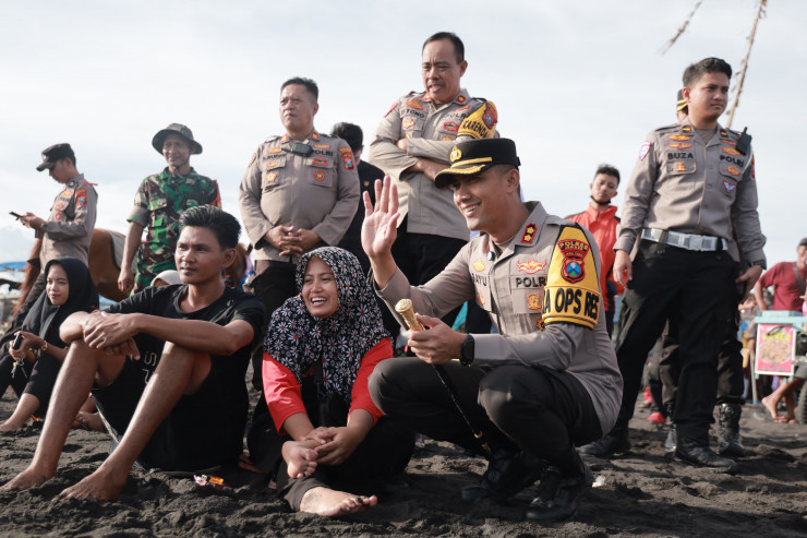 Libur Lebaran Kapolres Jember dan Jajaran Patroli Dialogis di Lokasi Wisata