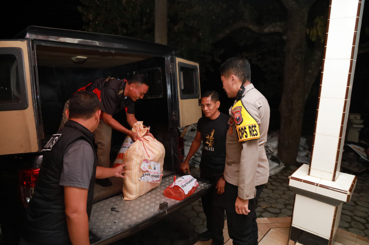 Polres Jember Salurkan Bantuan Sembako untuk Warga Terdampak Banjir di Desa Pakis
