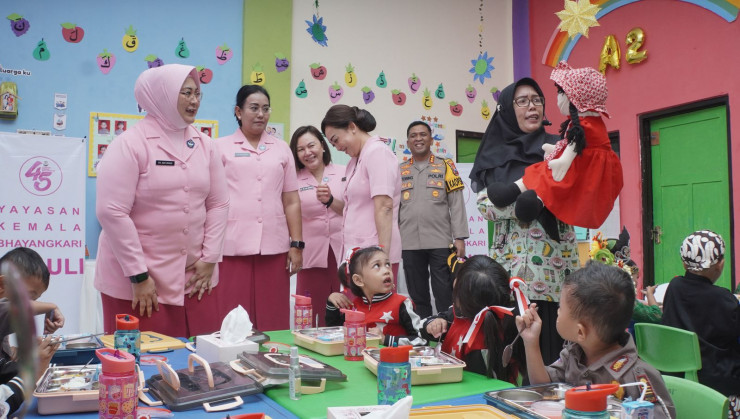 Yayasan Kemala Bhayangkari Daerah Jatim Bagikan Makan Bergizi di Sidoarjo