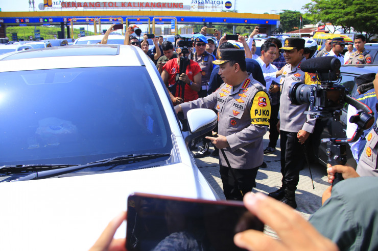 Kapolri Sapa dan Beri Bingkisan ke Pemudik di Tol Kalikangkung