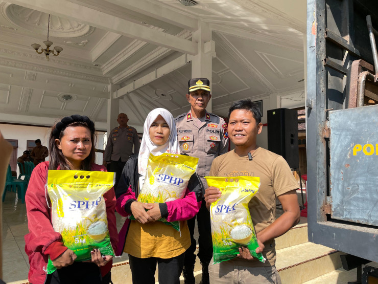 Gelar Bazar, Polres Blitar Dukung Gerakan Pangan Murah, Salurkan Beras SPHP untuk Masyarakat
