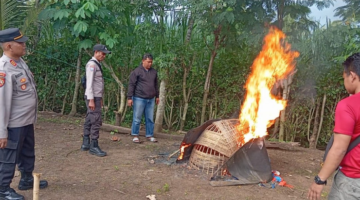 Polres Malang Bongkar Arena Judi Sabung Ayam di Kalipare