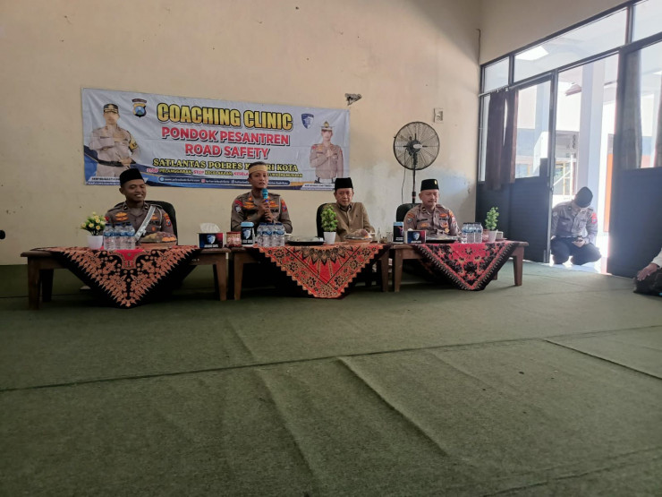 Sambut Hari Bhayangkara ke - 79, Polres Kediri Kota Gelar Coaching Clinic di Ponpes