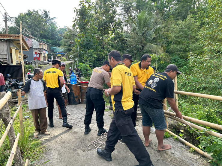 Polres Ponorogo Perbaiki Jembatan Darurat Akses Dua Desa di Ngebel Kembali Normal